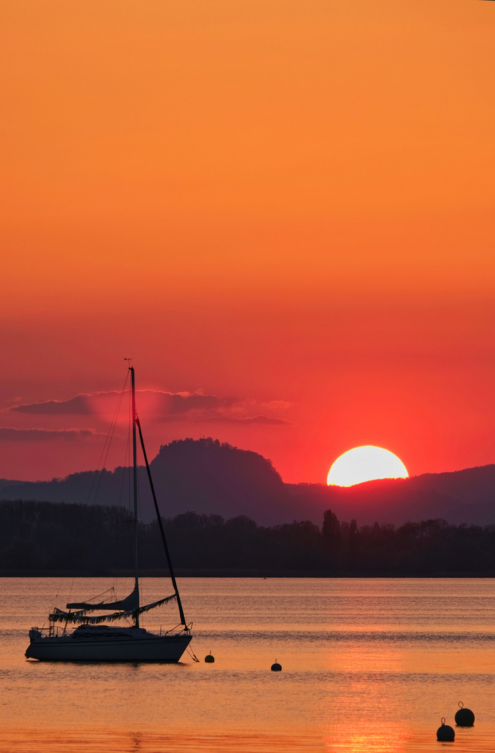 Sonnenuntergang am Bodensee mit Segelschiff