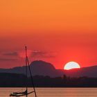 Sonnenuntergang am Bodensee mit Segelschiff