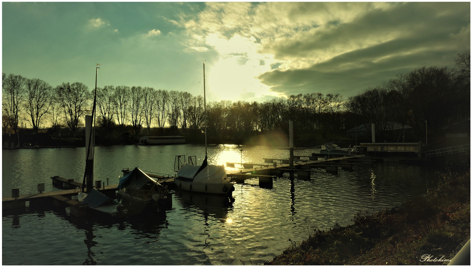 Sonnenuntergang am Bootshafen