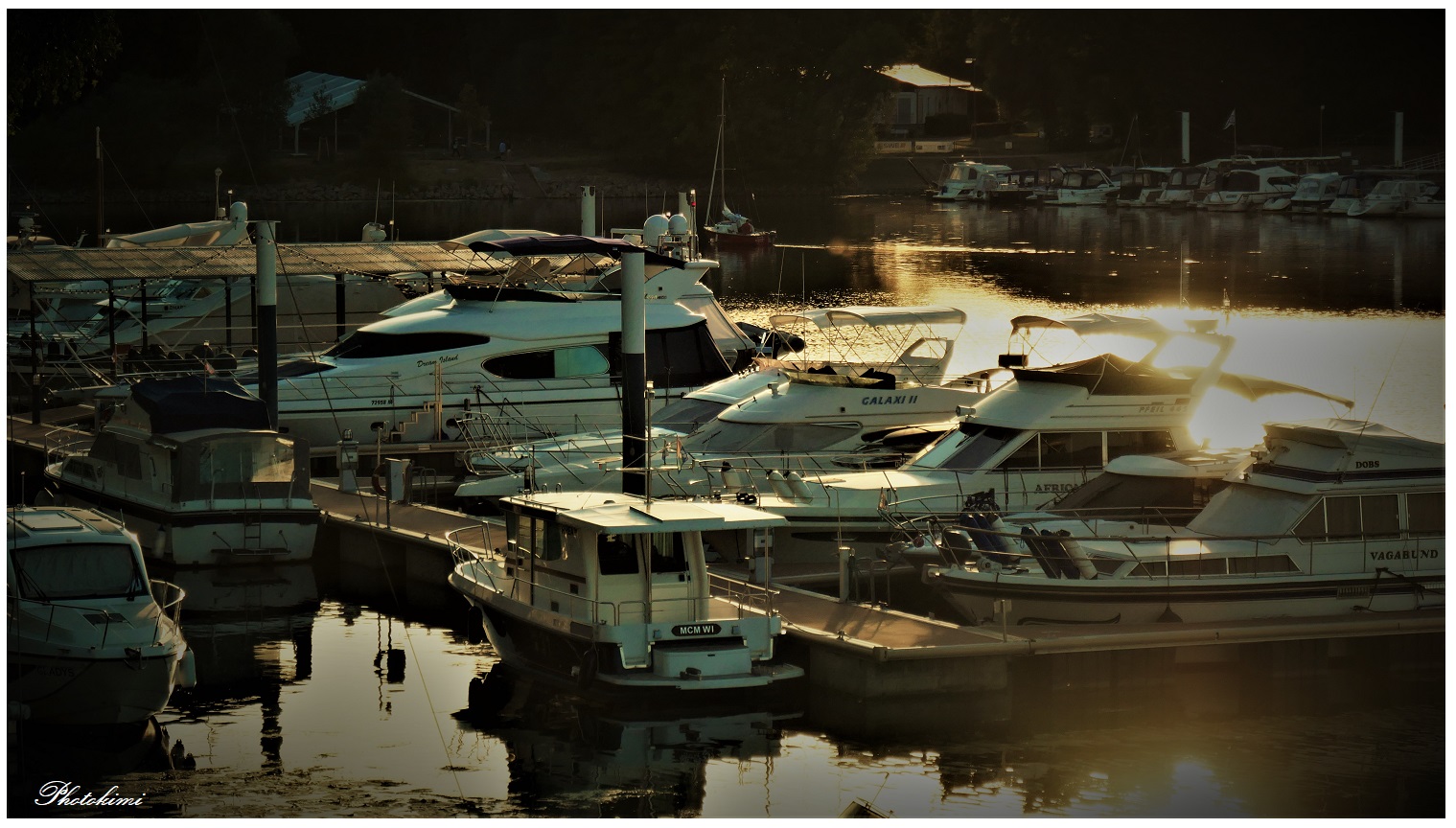 Sonnenuntergang am Bootshafen