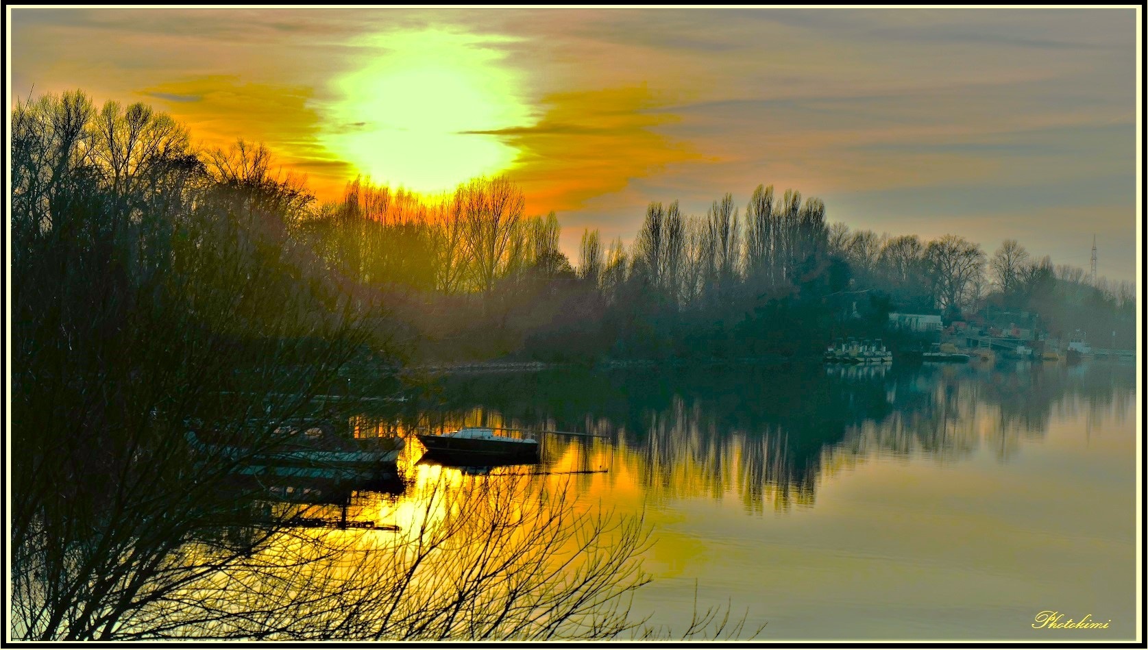 Sonnenuntergang am Bootshafen/Rhein