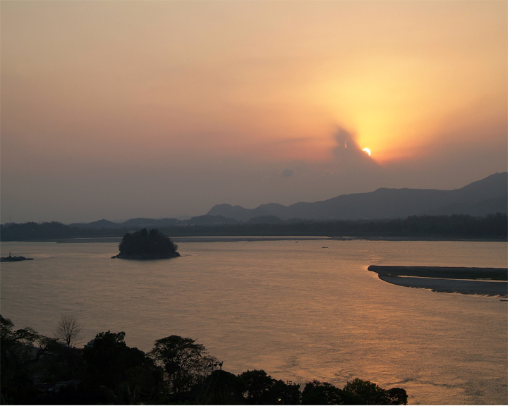 Sonnenuntergang am Brahmaoutra bei Guwahati in Assam