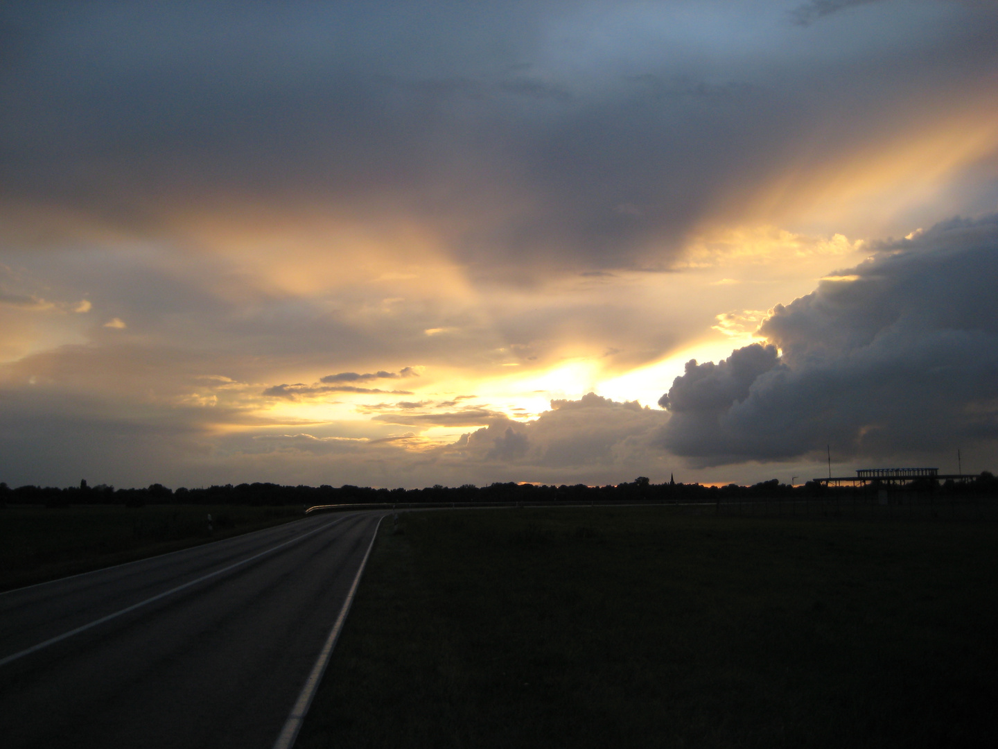 Sonnenuntergang am Bremer Flughafen