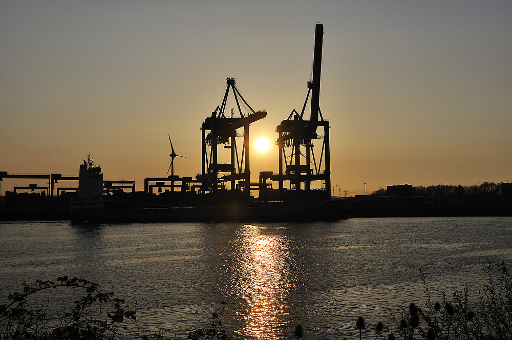 Sonnenuntergang am Container Terminal Altenwerder