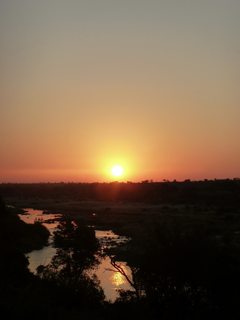 Sonnenuntergang am Crocodile River an der Grenze zwischen Südafrika und Mocambique