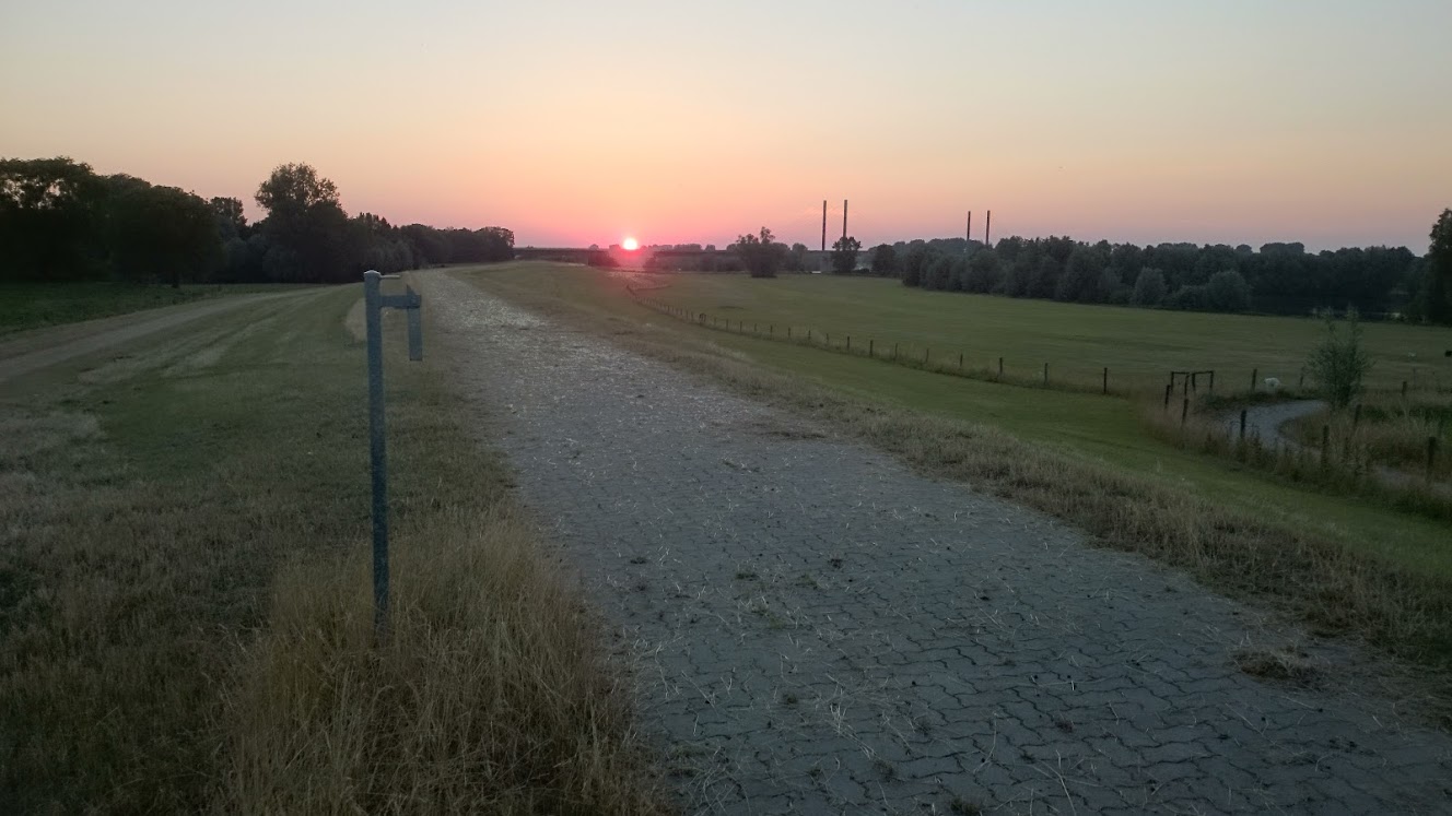 Sonnenuntergang am Deich.