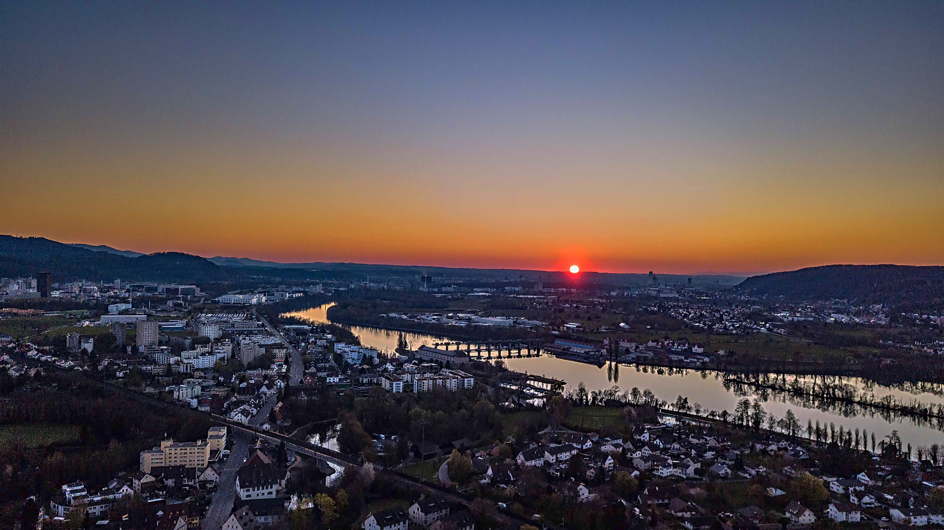 Sonnenuntergang   am Dreiländereck  (Drohnensicht aus 150 Meter ))  