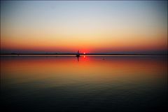 sonnenuntergang am dümmer mit schiff, haubentaucher und anständiger vignettierung