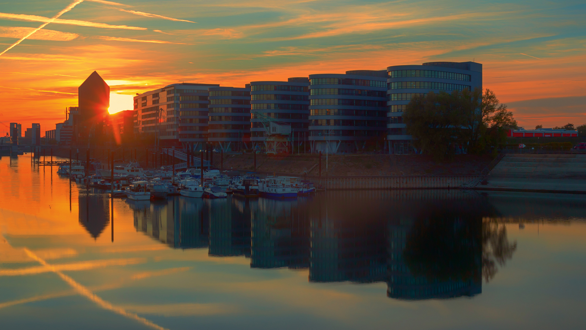 Sonnenuntergang am Duisburger Innenhafen