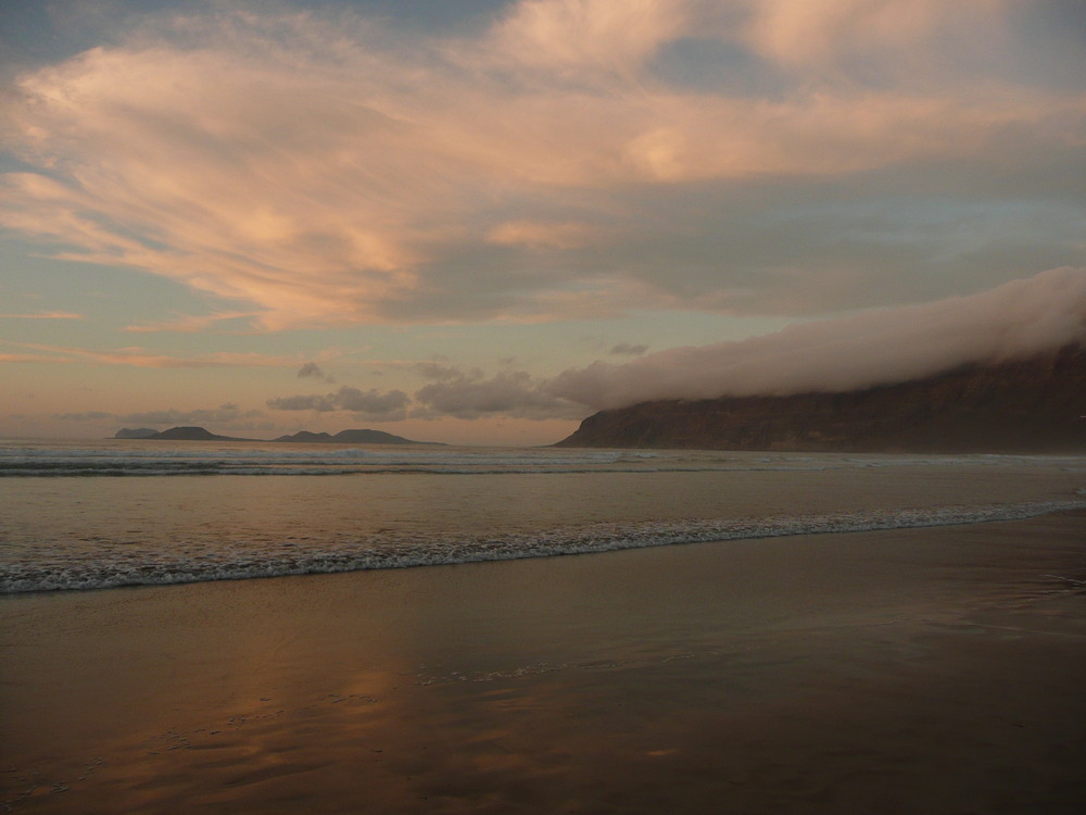 Sonnenuntergang am einsamen Strand von Mario Dommisch 