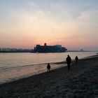 Sonnenuntergang am Elbstrand in Hamburg