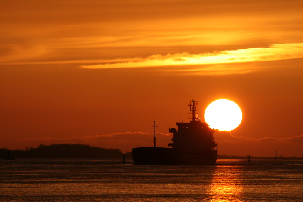 Sonnenuntergang am Elbufer ( Blankenese )