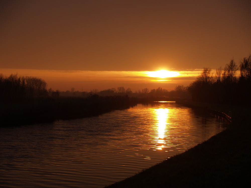 Sonnenuntergang am Ems - Jade Kanal