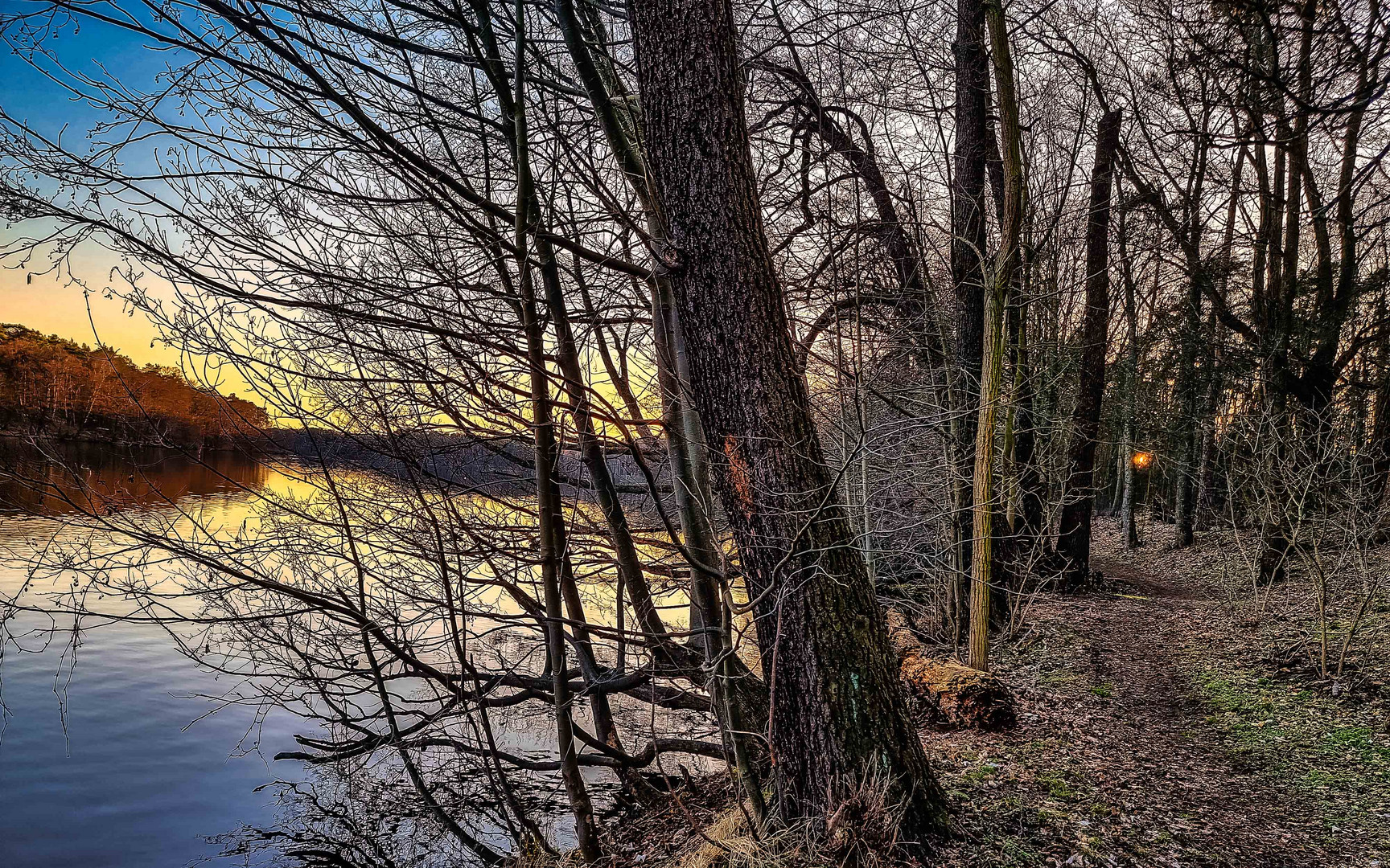 Sonnenuntergang am Ende des Weges