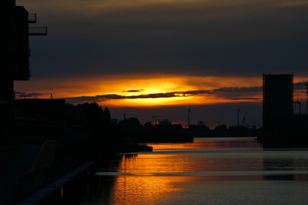 Sonnenuntergang am Europahafen in der Überseestadt Bremen