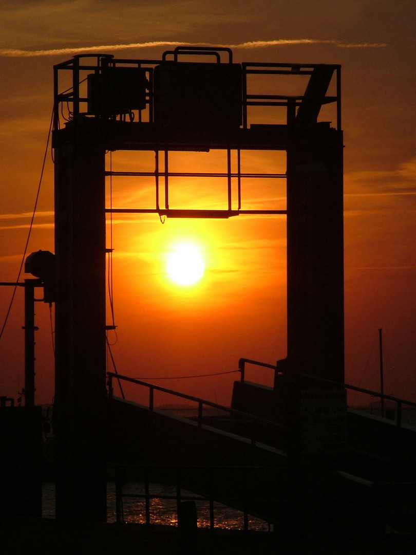 Sonnenuntergang am Fähranleger