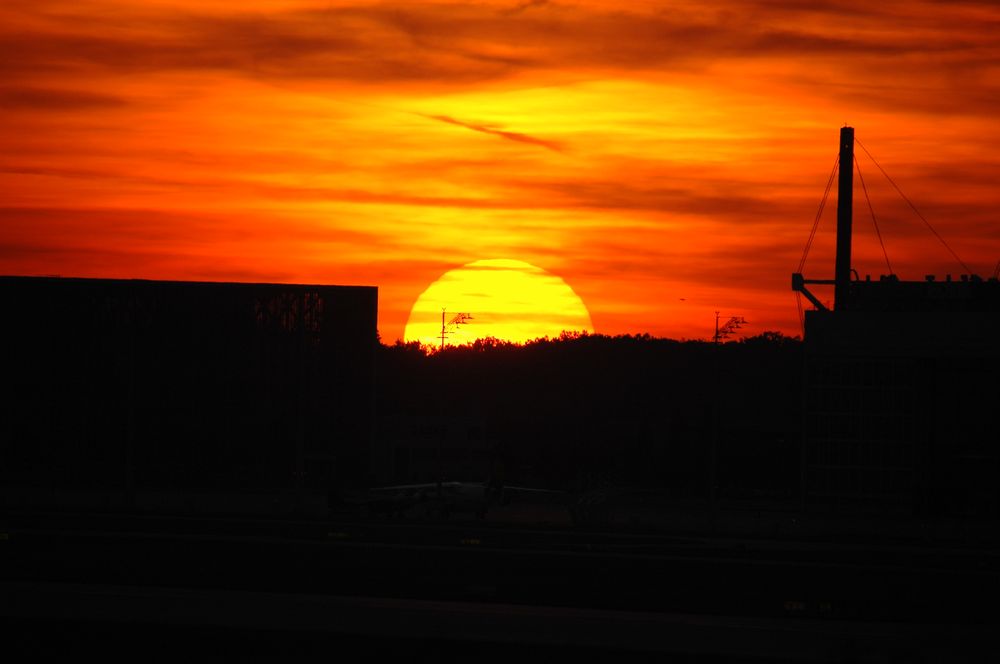 Sonnenuntergang am Flughafen