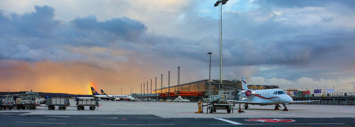 Sonnenuntergang am Flughafen