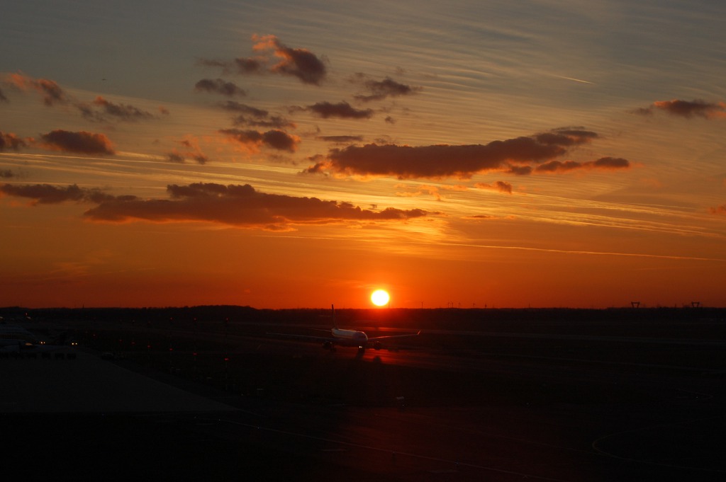 Sonnenuntergang am Flughafen Düsseldorf