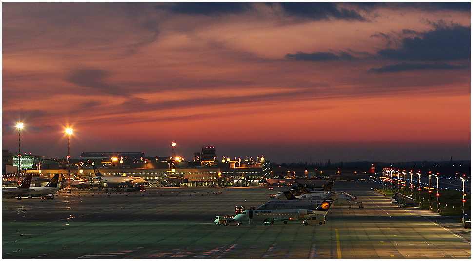 Sonnenuntergang am Flughafen DUS