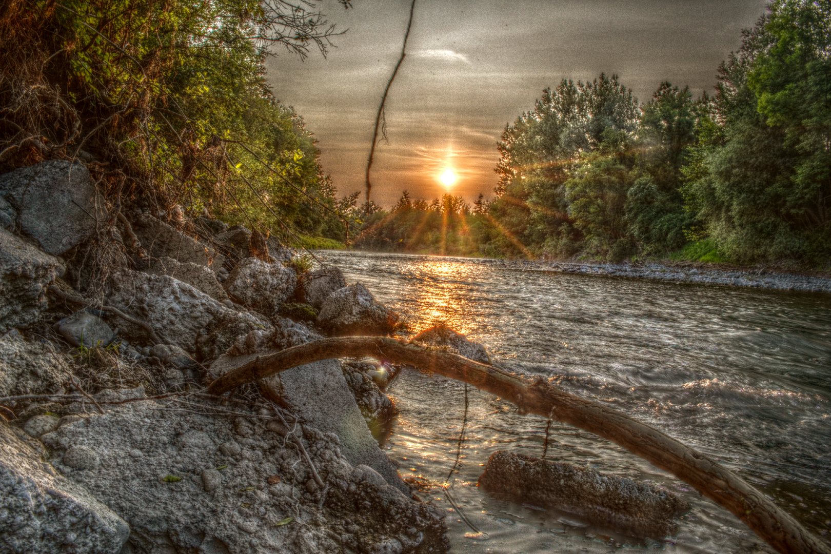 Sonnenuntergang am Fluss