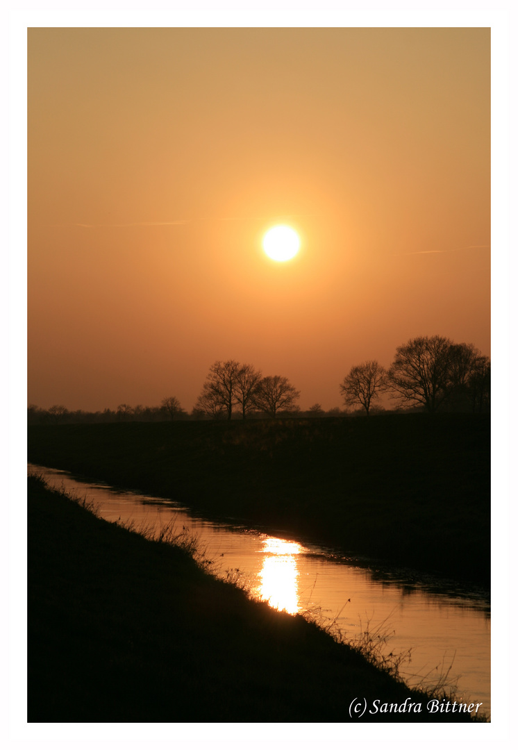 Sonnenuntergang am Fluß