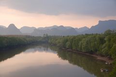 Sonnenuntergang am Fluß