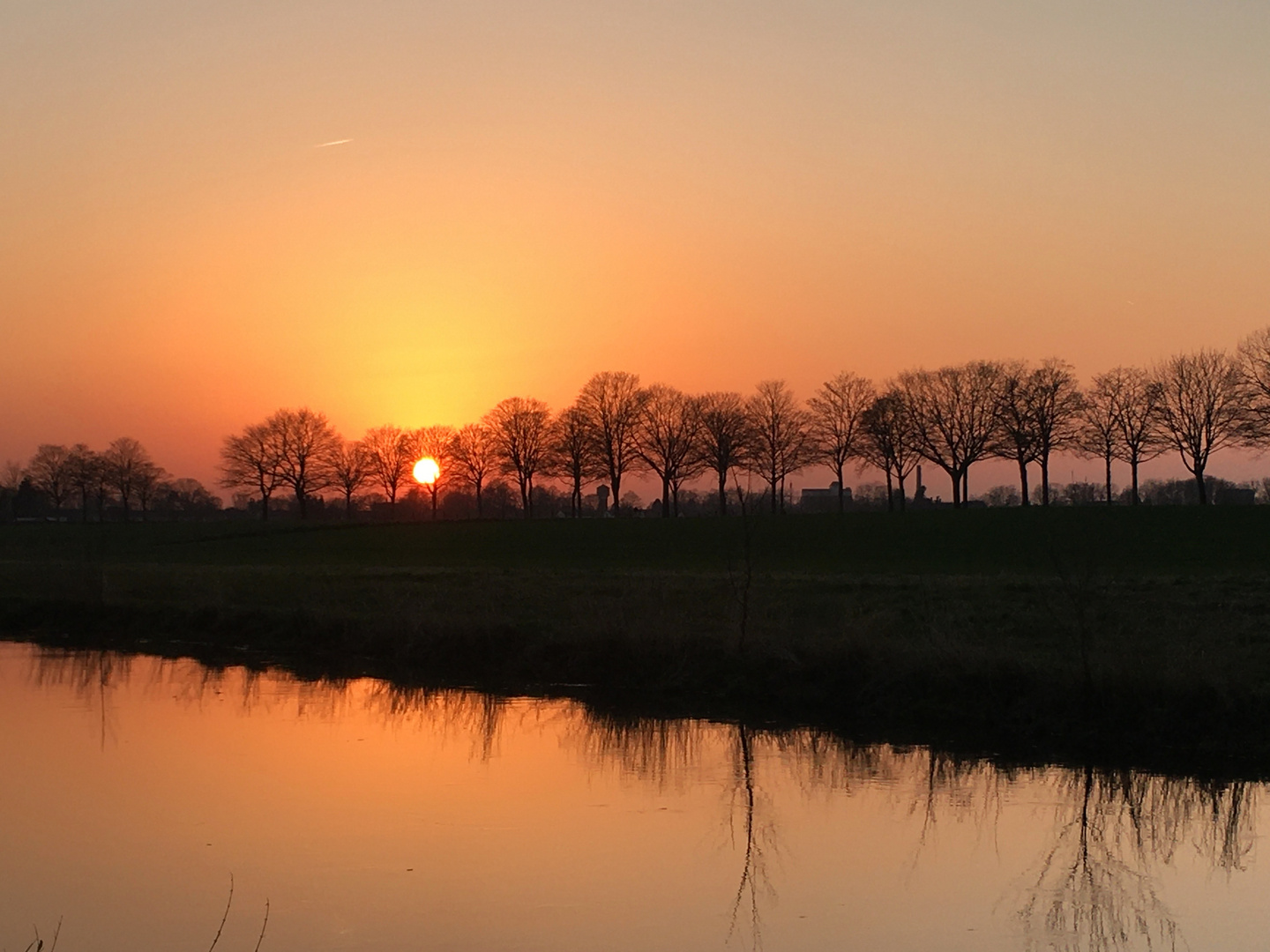 Sonnenuntergang am Fluss