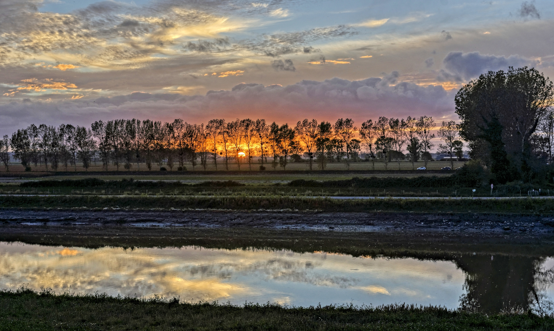 Sonnenuntergang am Fluss