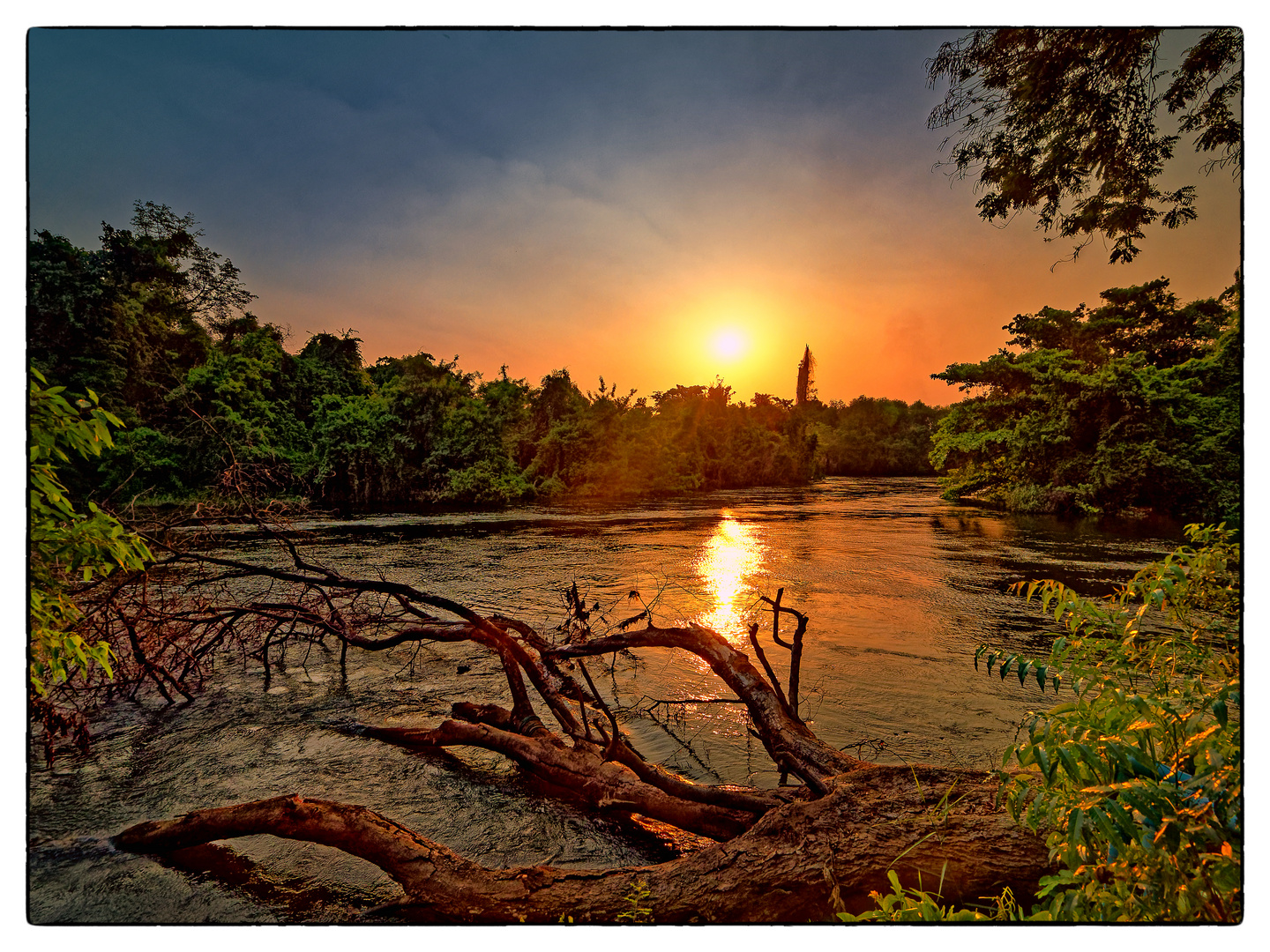 Sonnenuntergang am Fluß "Mae Nam Khwae Yai" Thailand