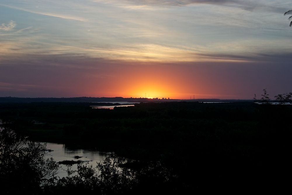 Sonnenuntergang am Fluss Paraná
