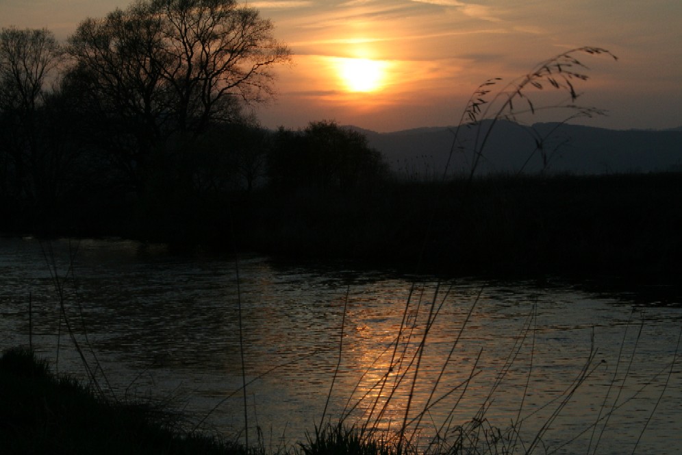 Sonnenuntergang am Flussufer