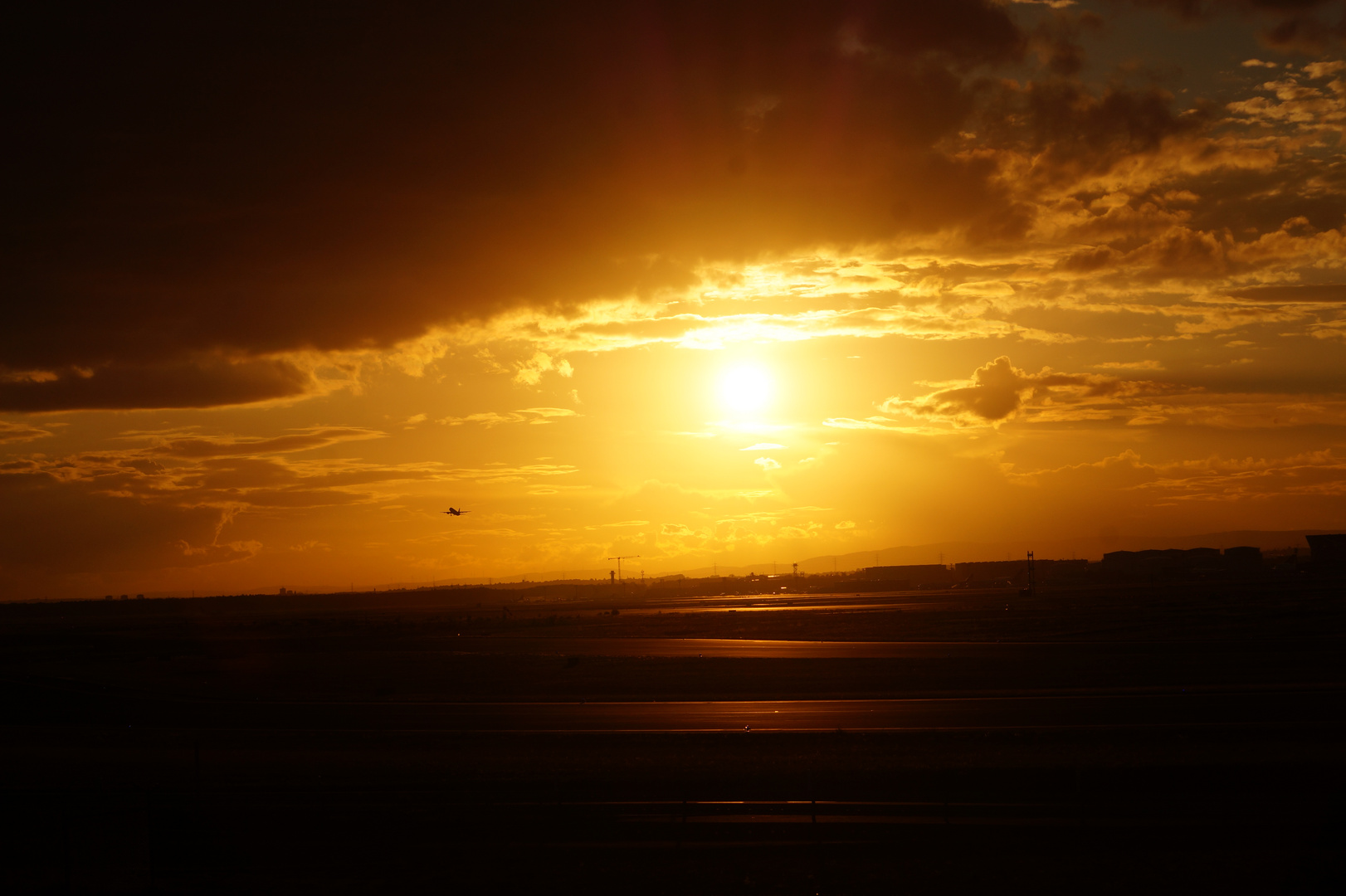 Sonnenuntergang am Frankfurter Flughafen