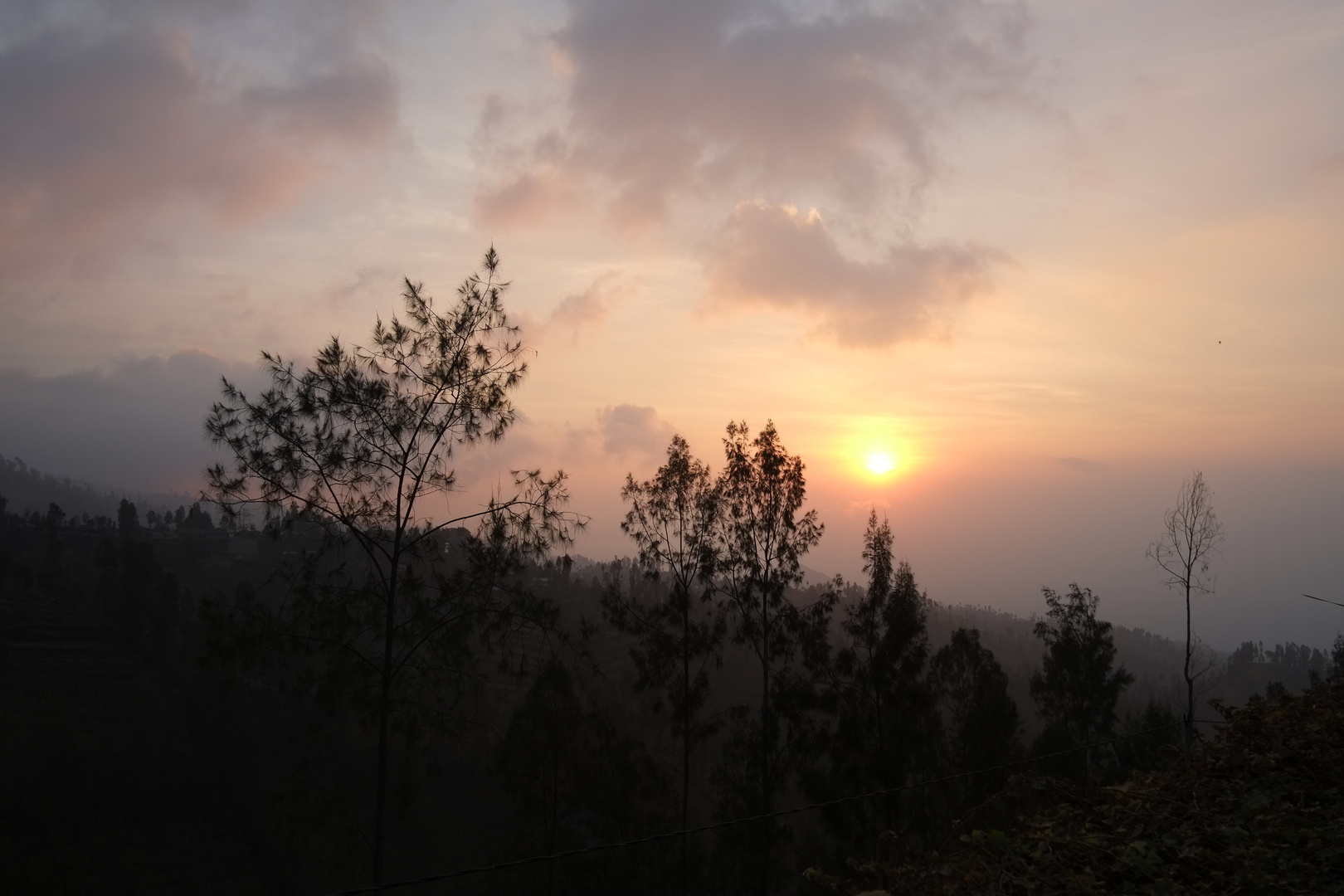 Sonnenuntergang am Fuße des Mount Bromo