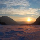 Sonnenuntergang am gefrorenen Sylvensteinsee