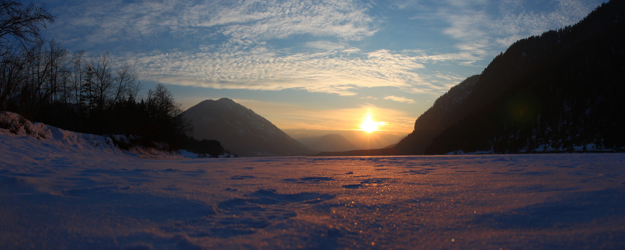 Sonnenuntergang am gefrorenen Sylvensteinsee