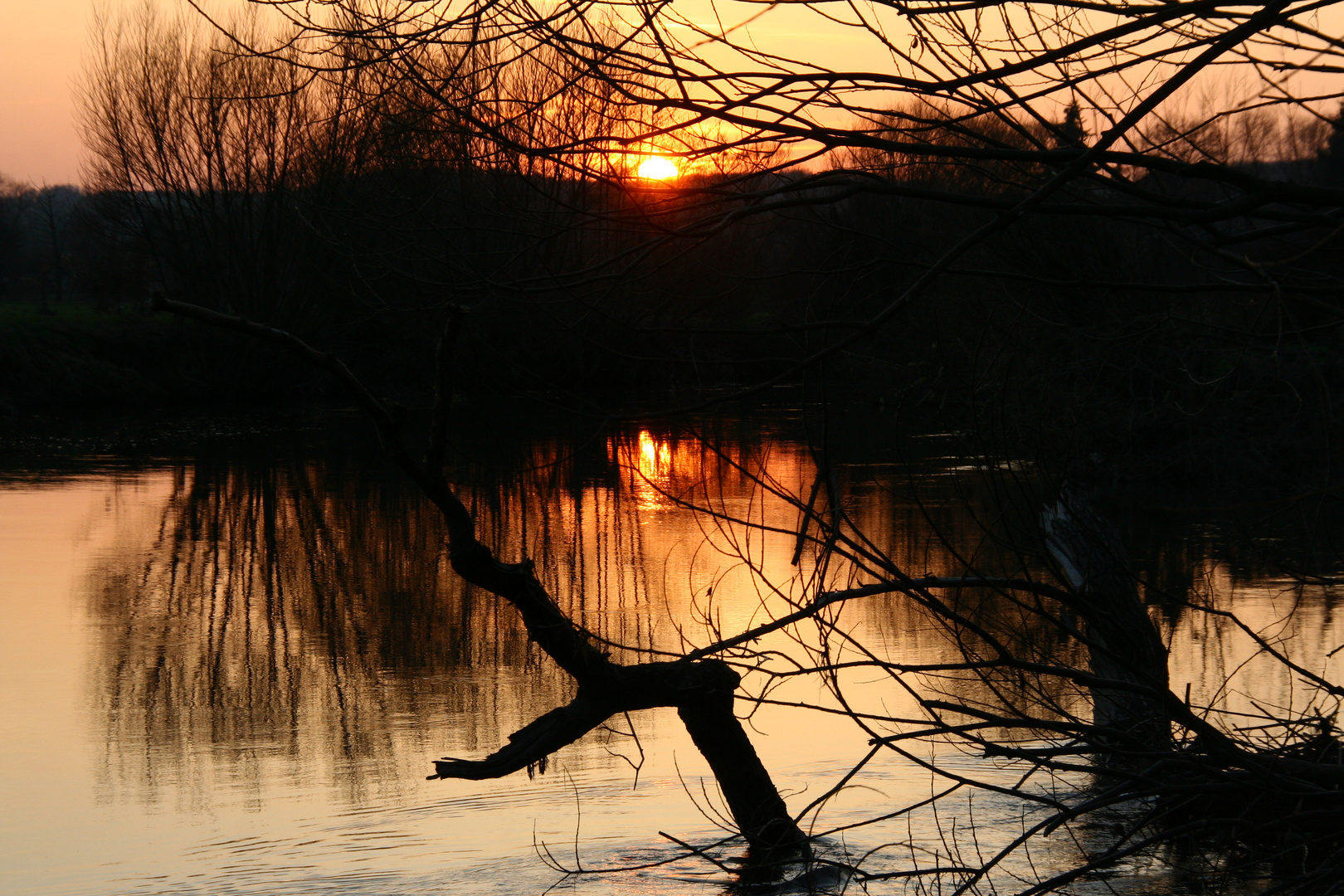 Sonnenuntergang am Grenzfluss Neiße / Schlesien