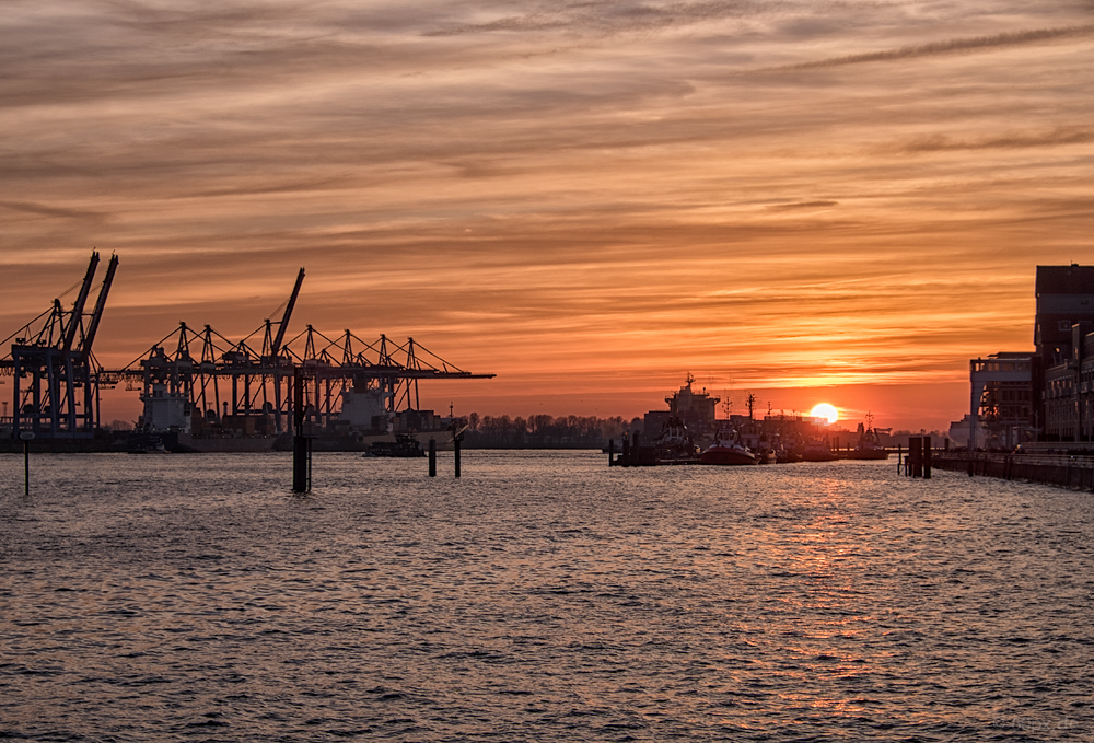 Sonnenuntergang am Hafen 080315 III