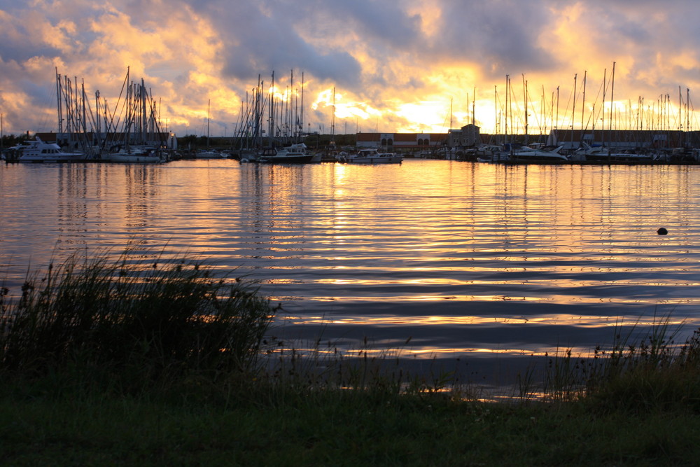 Sonnenuntergang am Hafen