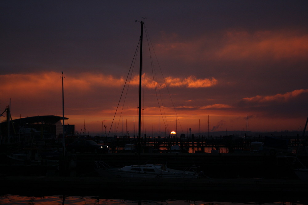 Sonnenuntergang am Hafen