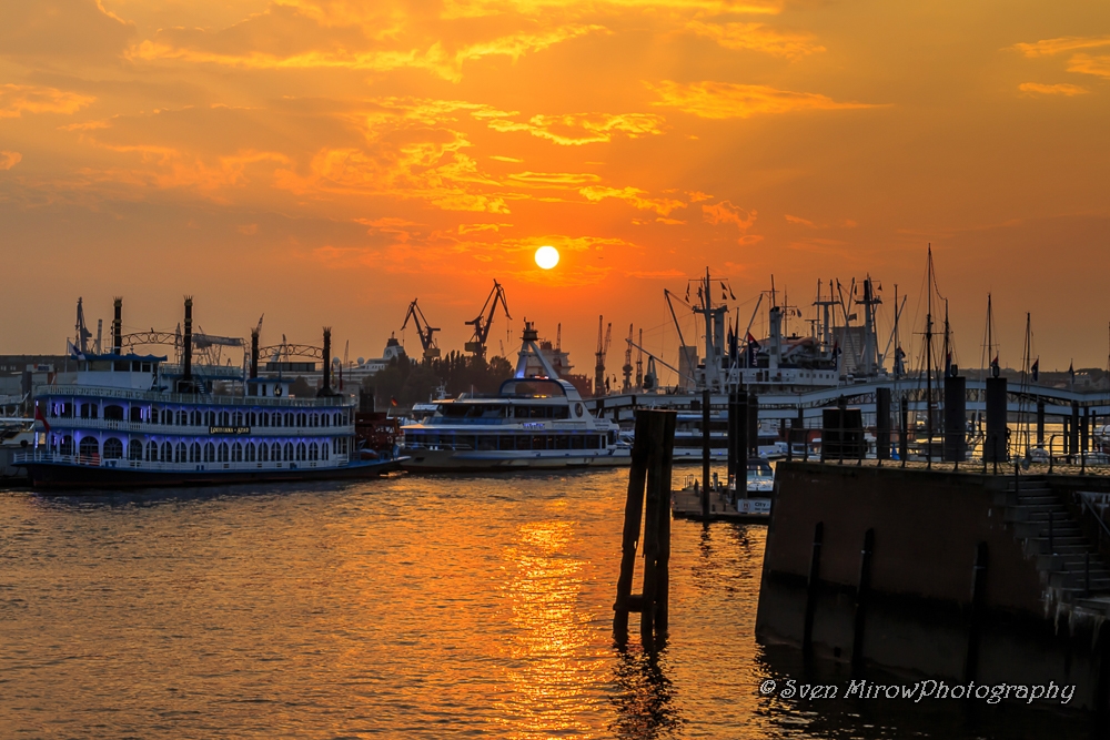 Sonnenuntergang am Hafen in Hamburg