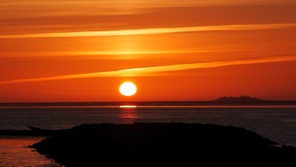 Sonnenuntergang am Hafen Schlüttsiel/Nordsee