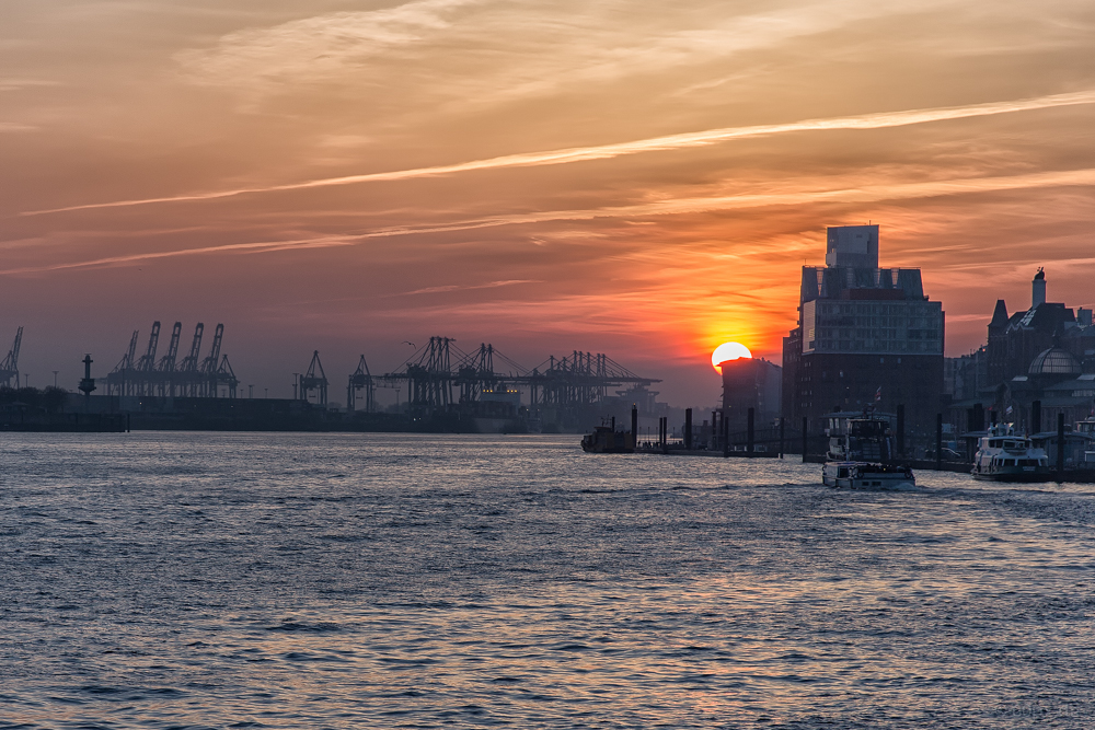 Sonnenuntergang am Hafen VII