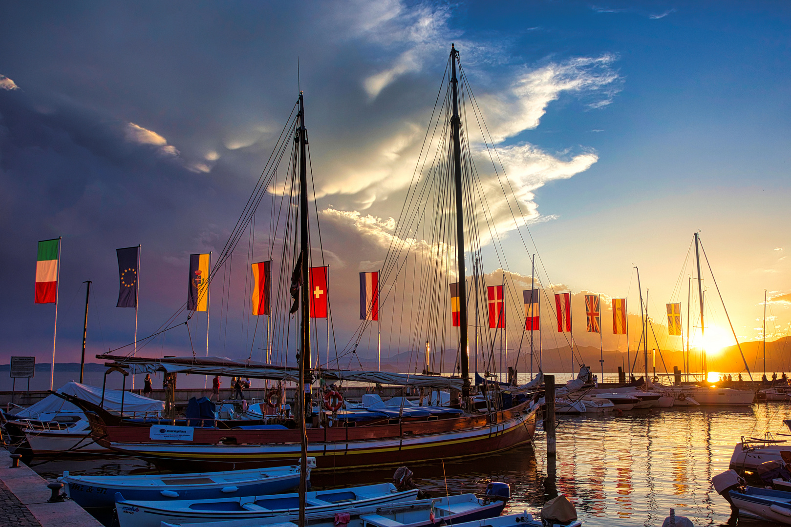 Sonnenuntergang am Hafen von Bardolino, Gardasee