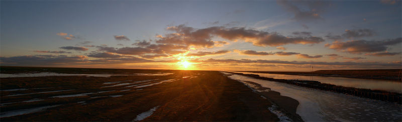 Sonnenuntergang am Hafen von Friedrichskoog