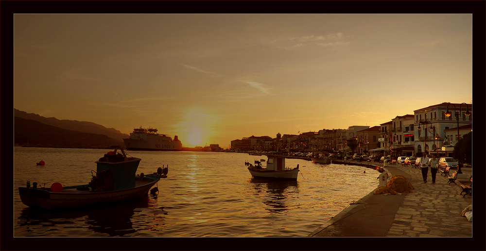 Sonnenuntergang am Hafen von Samos Stadt