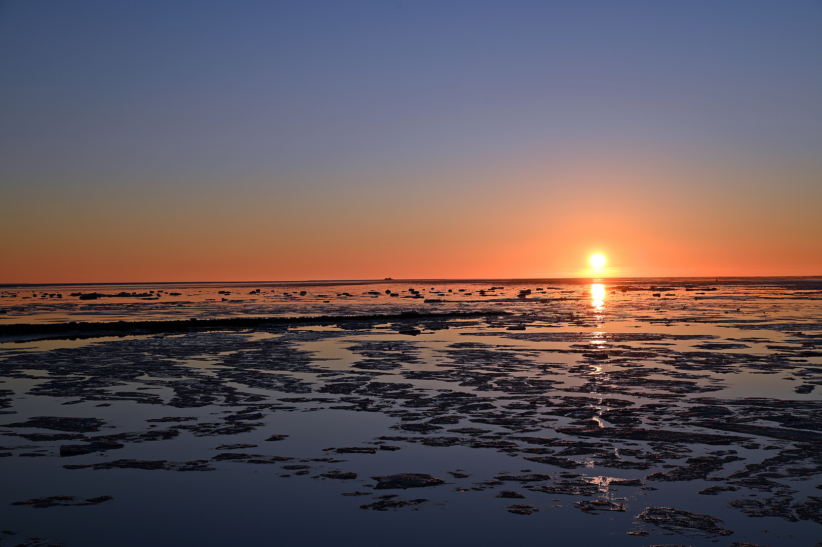 Sonnenuntergang am Hafen von Strucklahnungshörn