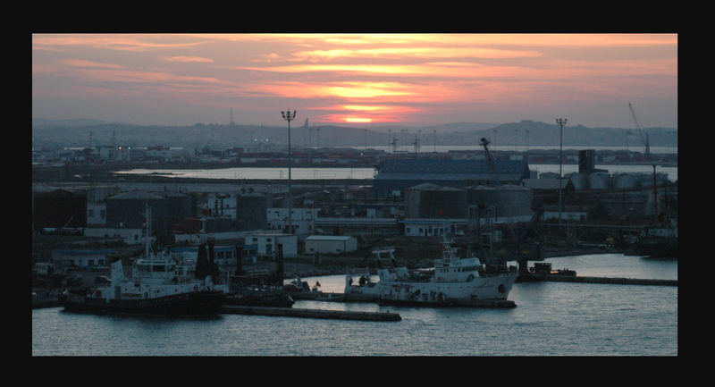 Sonnenuntergang am Hafen von Valletta/Tunis