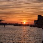 Sonnenuntergang am Hamburger Hafen 080315