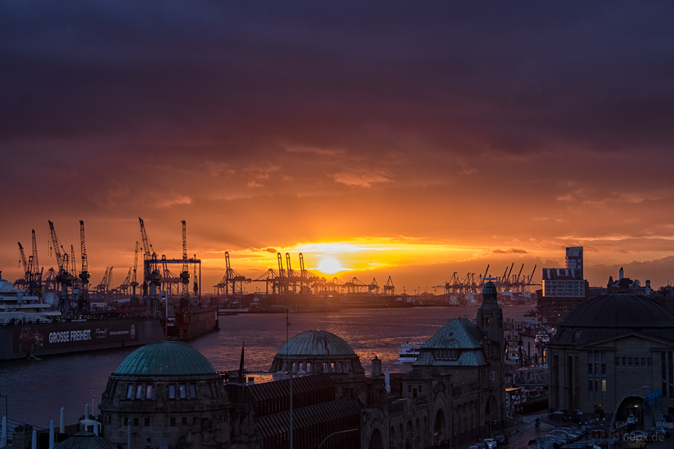 Sonnenuntergang am Hamburger Hafen 240215 II